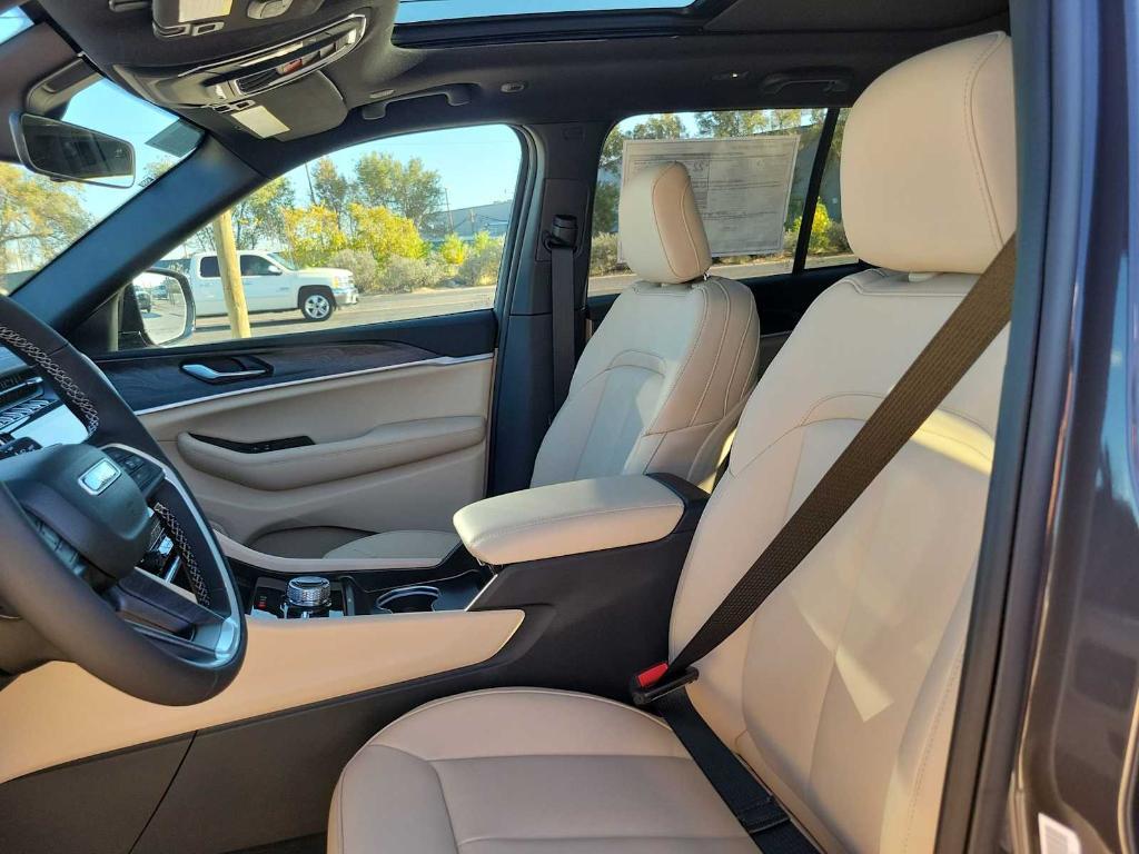 new 2025 Jeep Grand Cherokee car, priced at $49,910