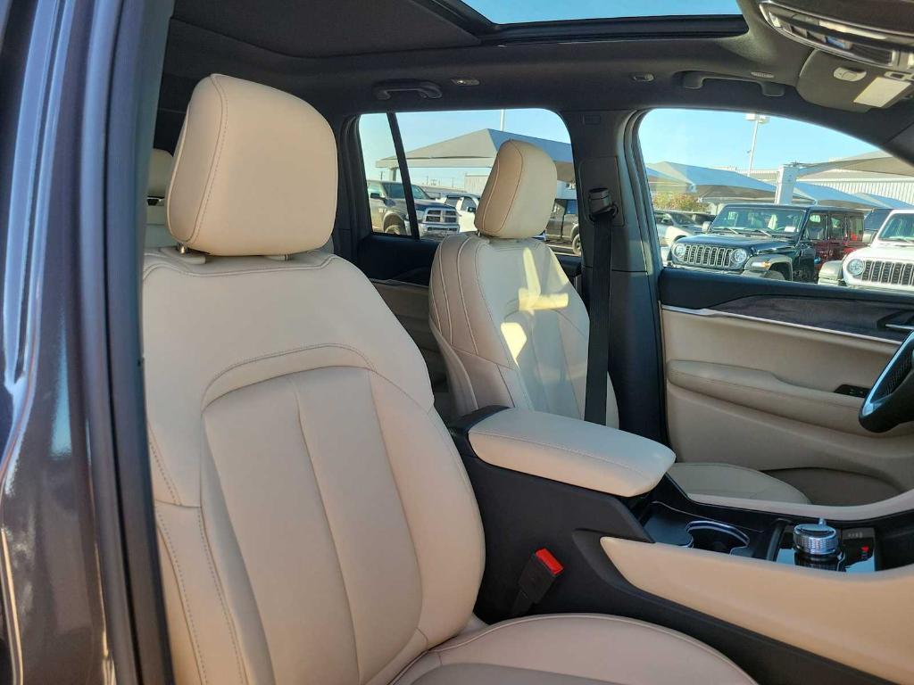 new 2025 Jeep Grand Cherokee car, priced at $49,910