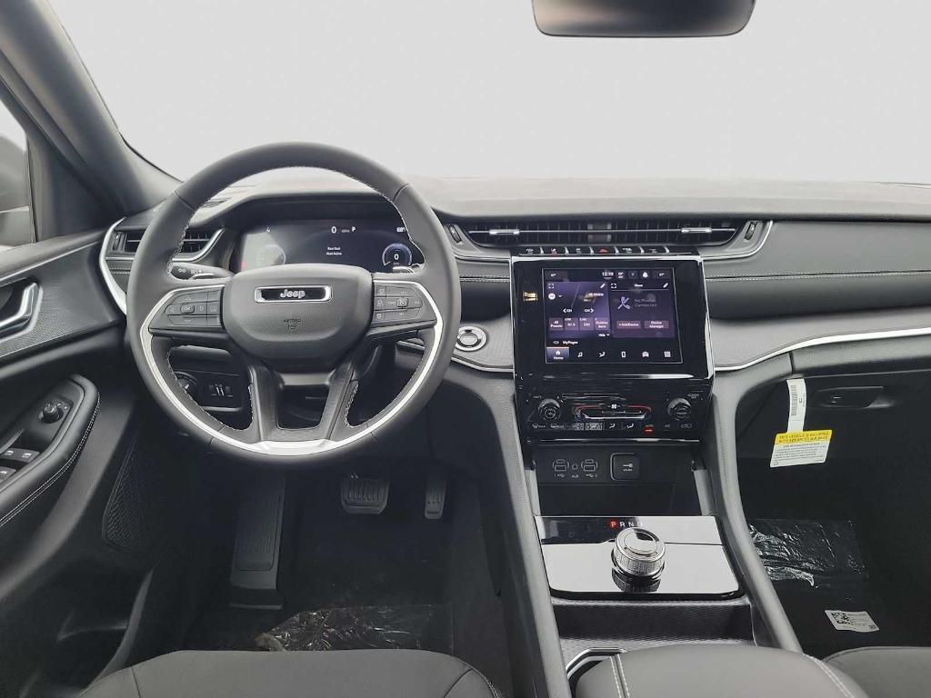 new 2025 Jeep Grand Cherokee car, priced at $38,125