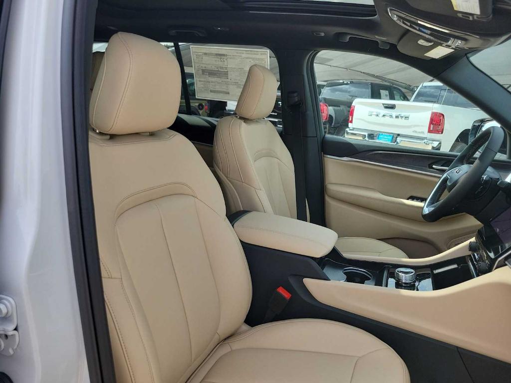 new 2025 Jeep Grand Cherokee car, priced at $46,790