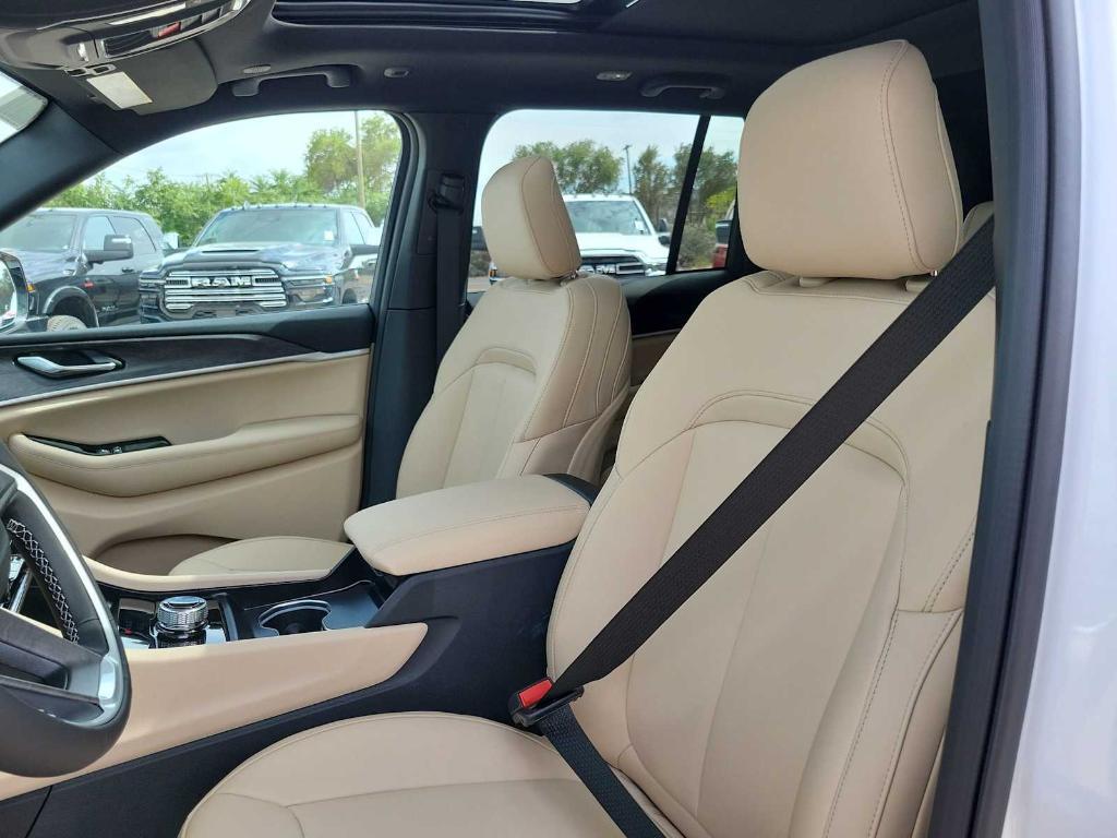 new 2025 Jeep Grand Cherokee car, priced at $46,790