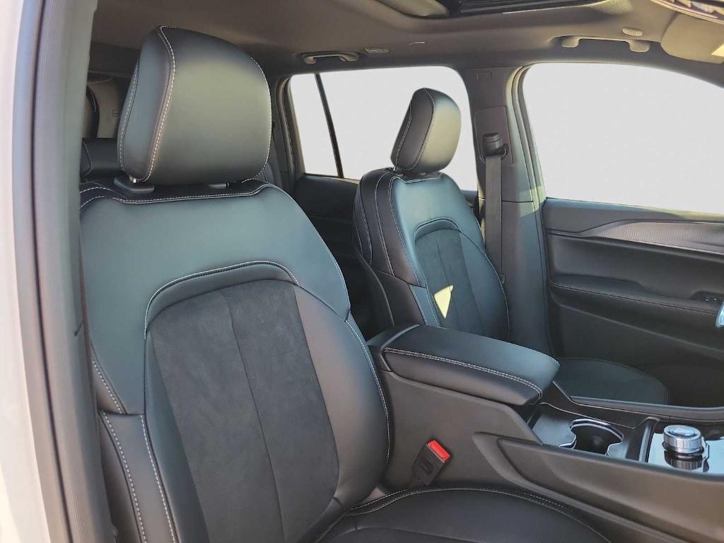 new 2025 Jeep Grand Cherokee car, priced at $45,530