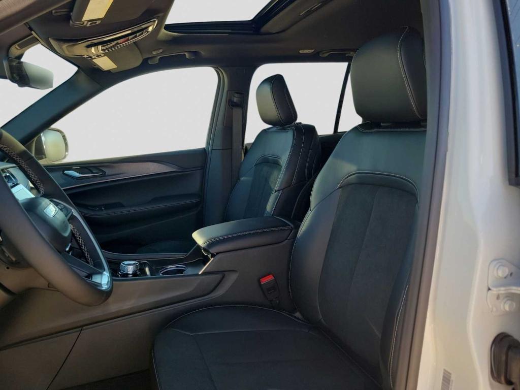 new 2025 Jeep Grand Cherokee car, priced at $45,530