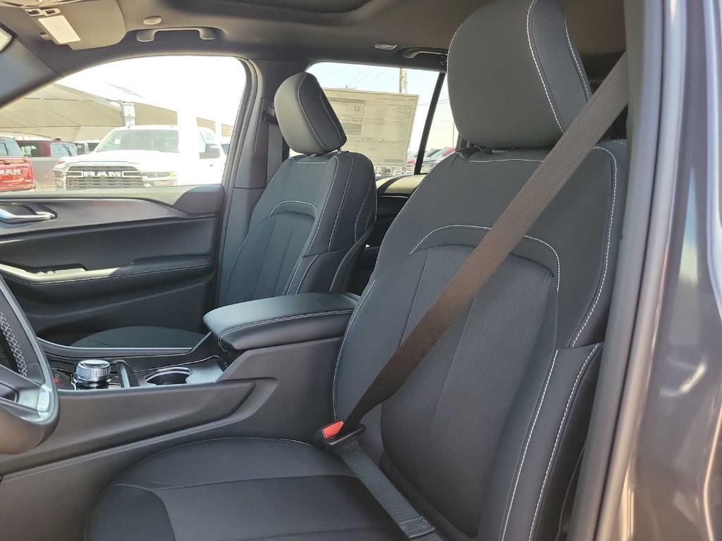 new 2025 Jeep Grand Cherokee car, priced at $40,550