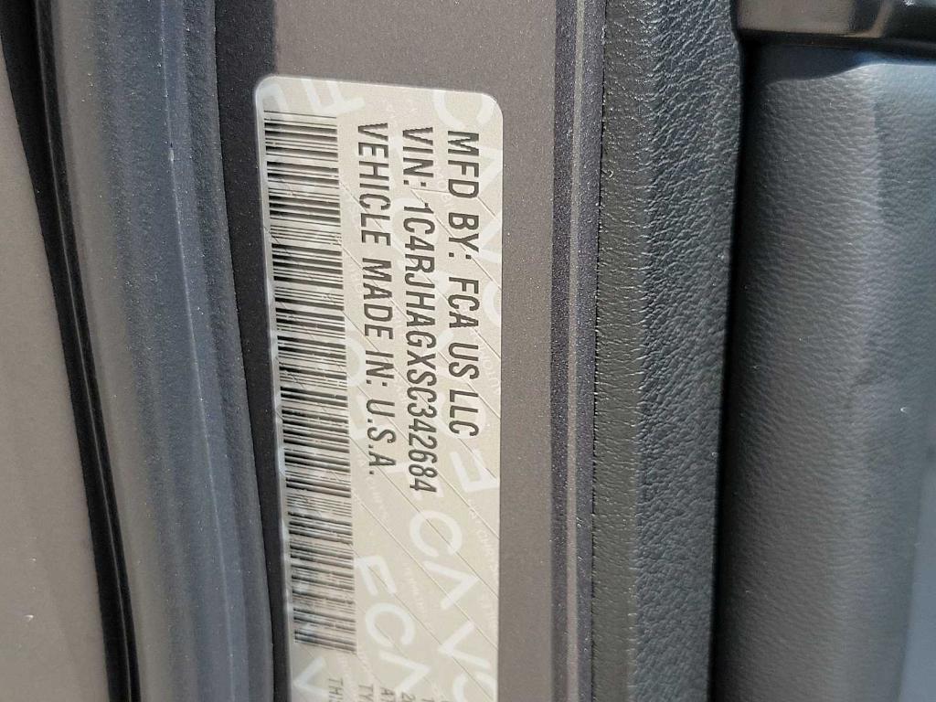 new 2025 Jeep Grand Cherokee car, priced at $39,050