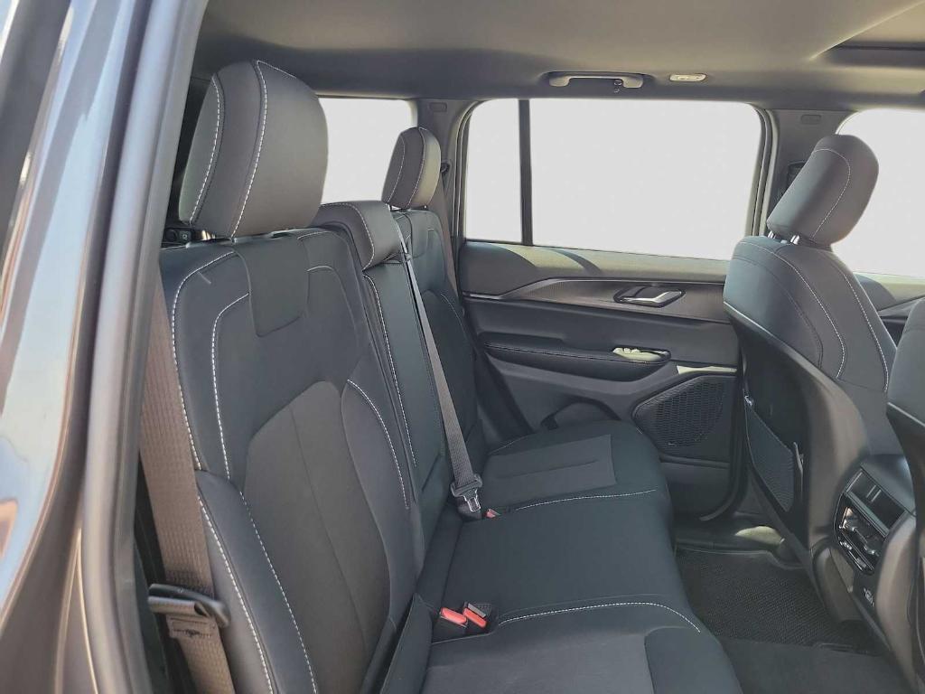 new 2025 Jeep Grand Cherokee car, priced at $39,050