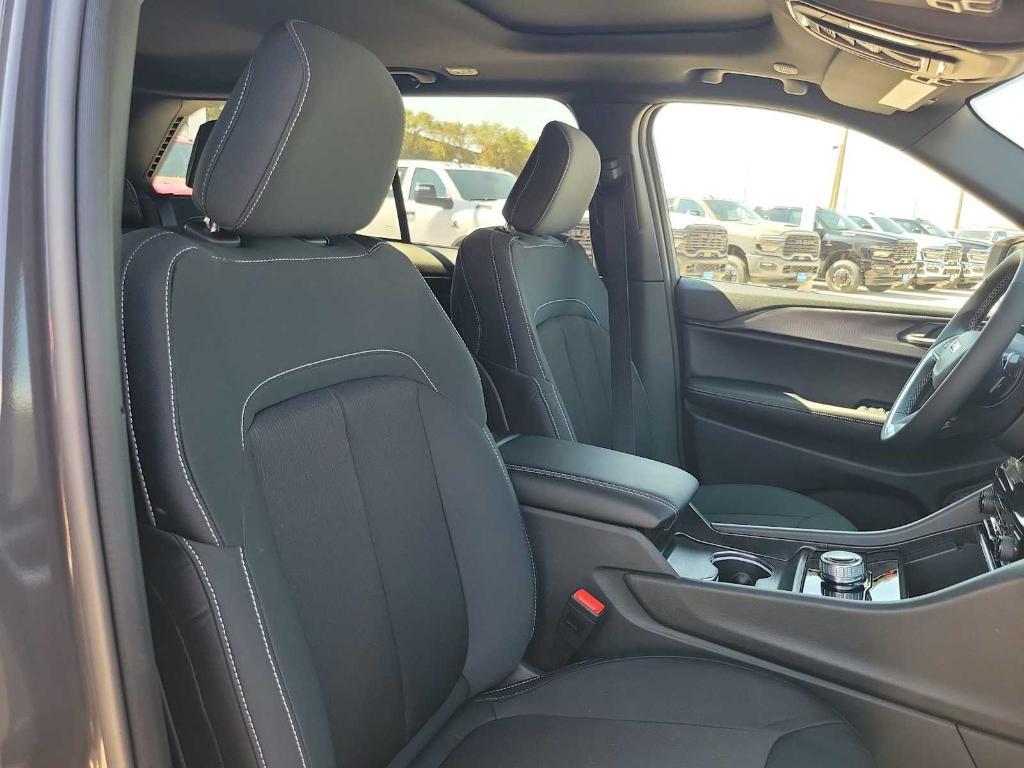 new 2025 Jeep Grand Cherokee car, priced at $40,550