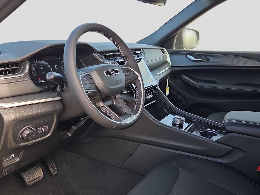 new 2025 Jeep Grand Cherokee car, priced at $40,125