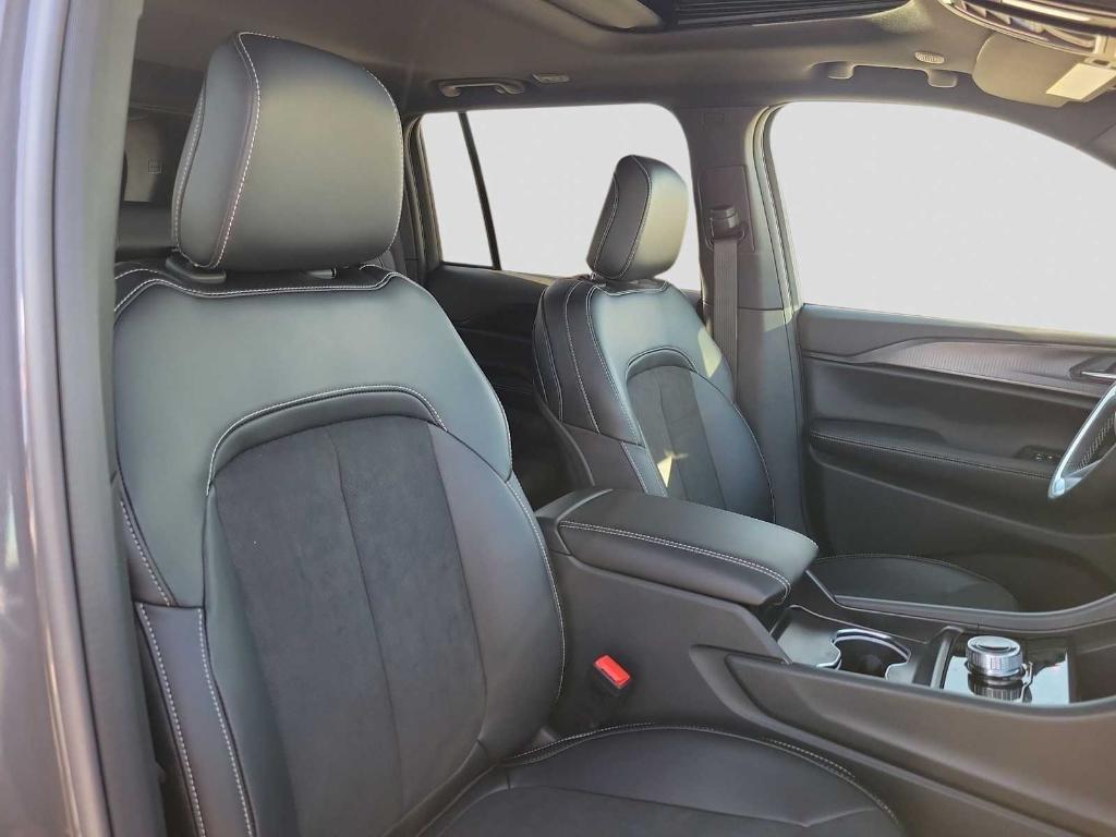 new 2025 Jeep Grand Cherokee car, priced at $46,125