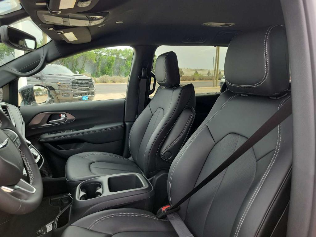new 2025 Chrysler Pacifica car, priced at $43,032
