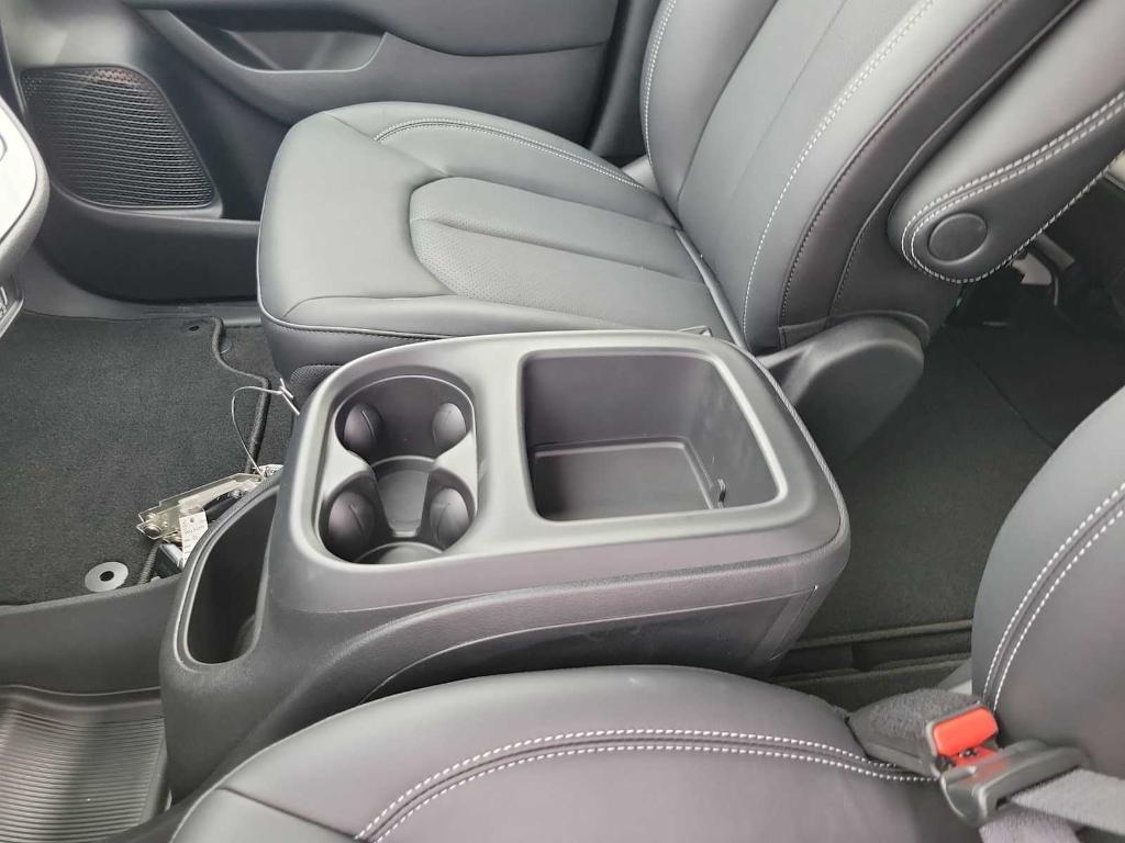 new 2025 Chrysler Pacifica car, priced at $43,032
