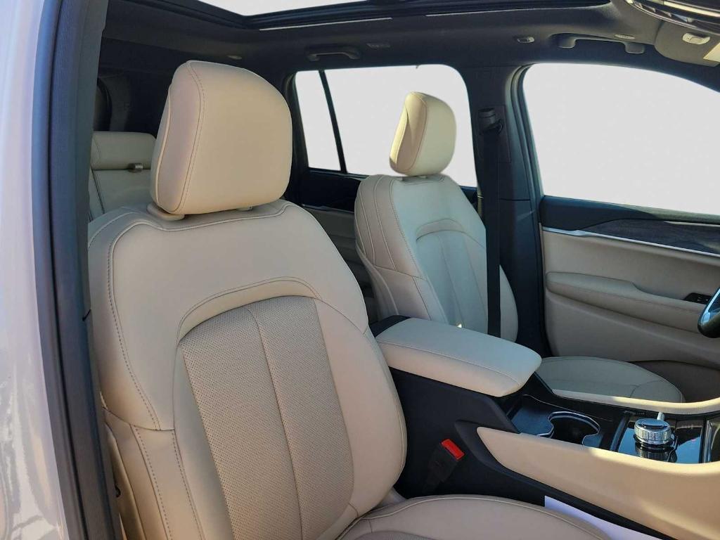 new 2025 Jeep Grand Cherokee car, priced at $51,715