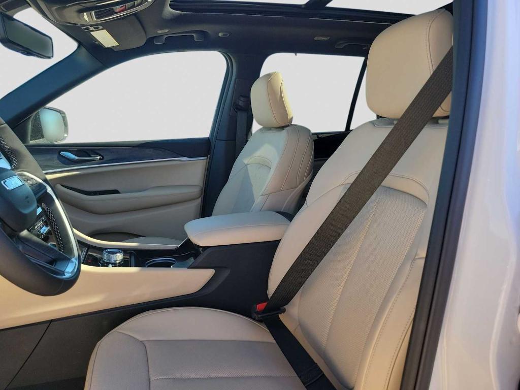 new 2025 Jeep Grand Cherokee car, priced at $51,715