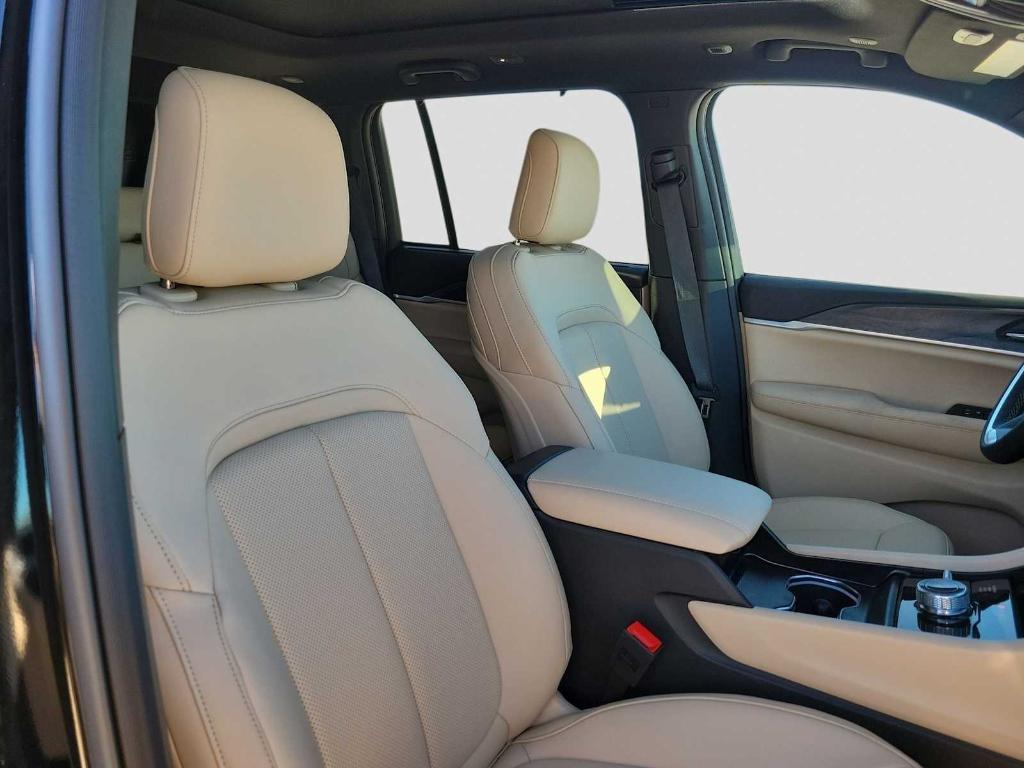 new 2025 Jeep Grand Cherokee car, priced at $52,310