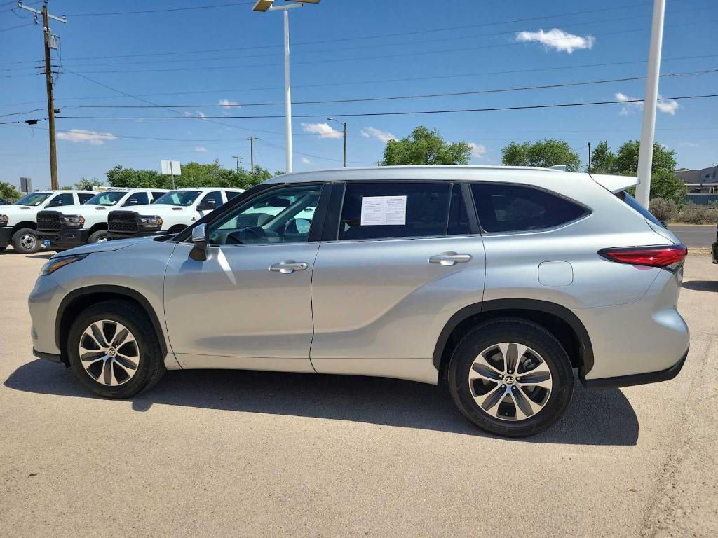 used 2023 Toyota Highlander car, priced at $39,995