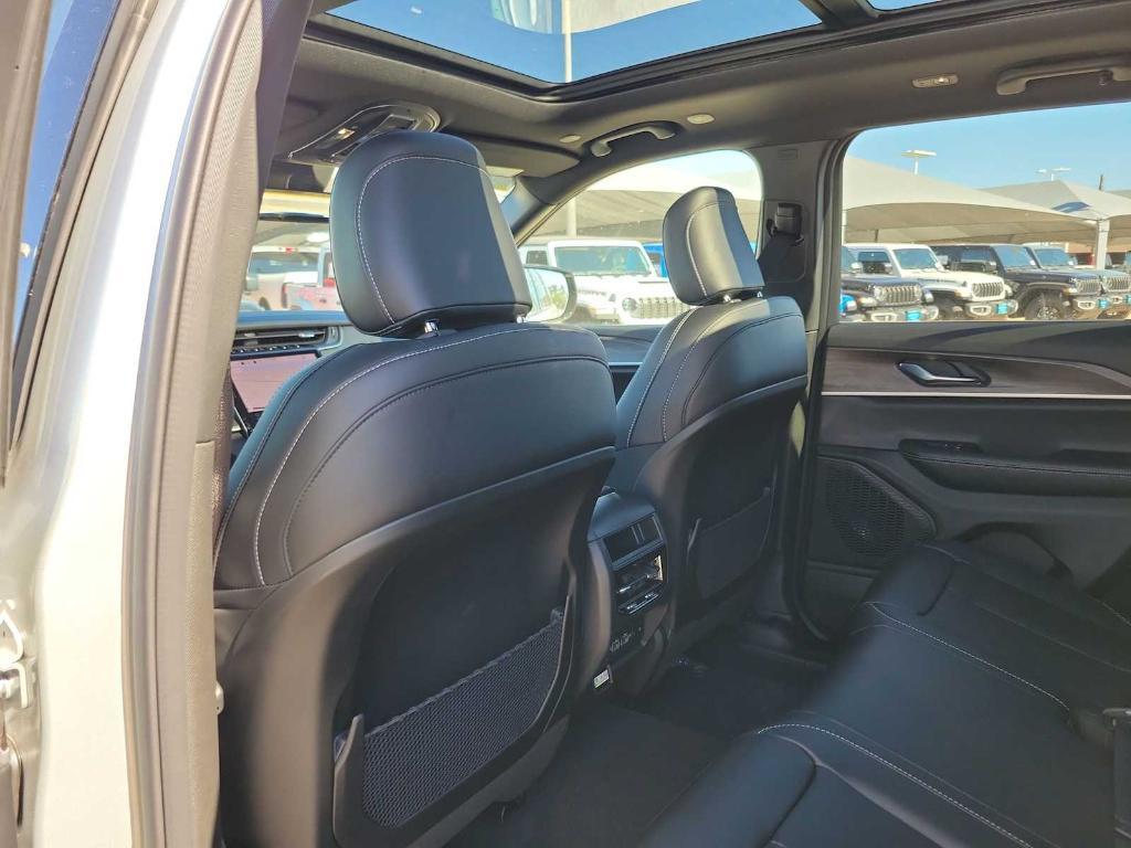 new 2025 Jeep Grand Cherokee car, priced at $47,385