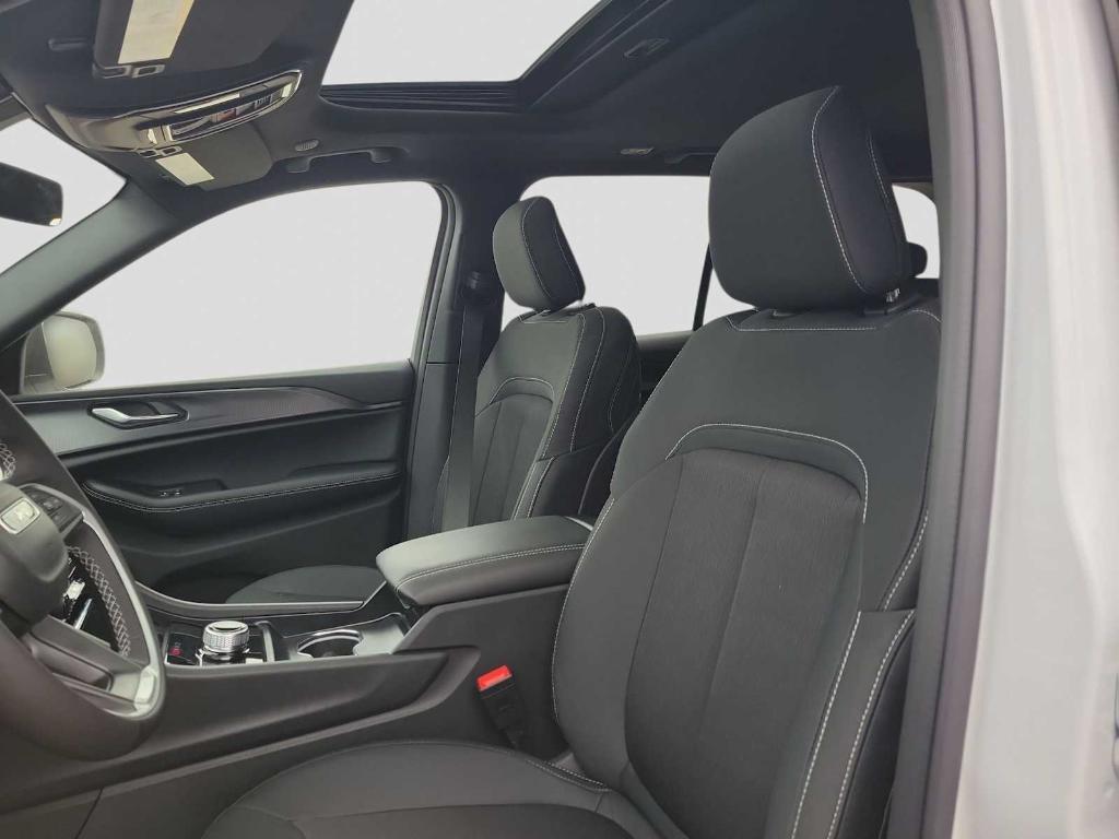 new 2025 Jeep Grand Cherokee car, priced at $39,530