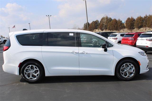 new 2024 Chrysler Pacifica car, priced at $46,941