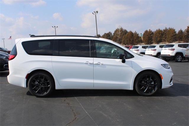 new 2024 Chrysler Pacifica car, priced at $39,770
