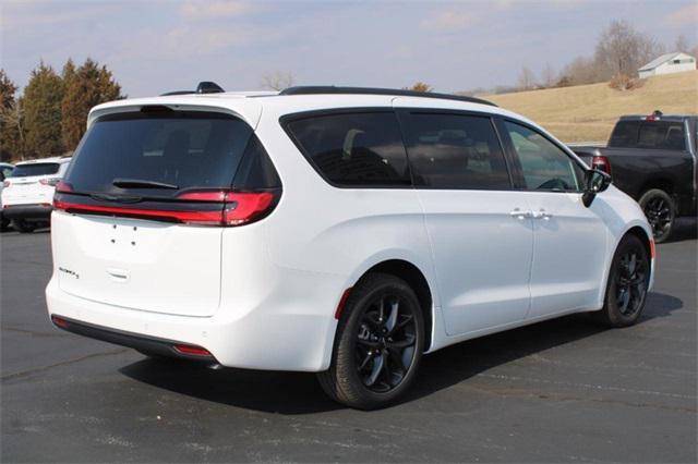 new 2024 Chrysler Pacifica car, priced at $39,270