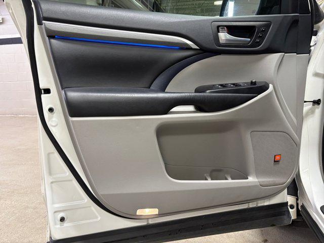 used 2019 Toyota Highlander Hybrid car, priced at $32,000