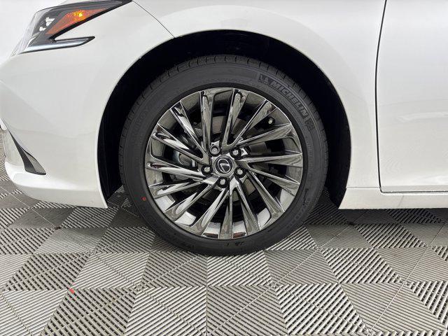 new 2025 Lexus ES 300h car, priced at $57,114