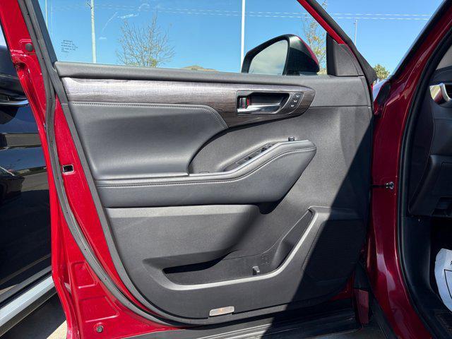 used 2022 Toyota Highlander car, priced at $41,900