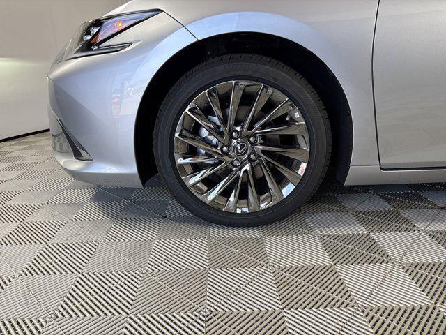 new 2025 Lexus ES 300h car, priced at $57,114