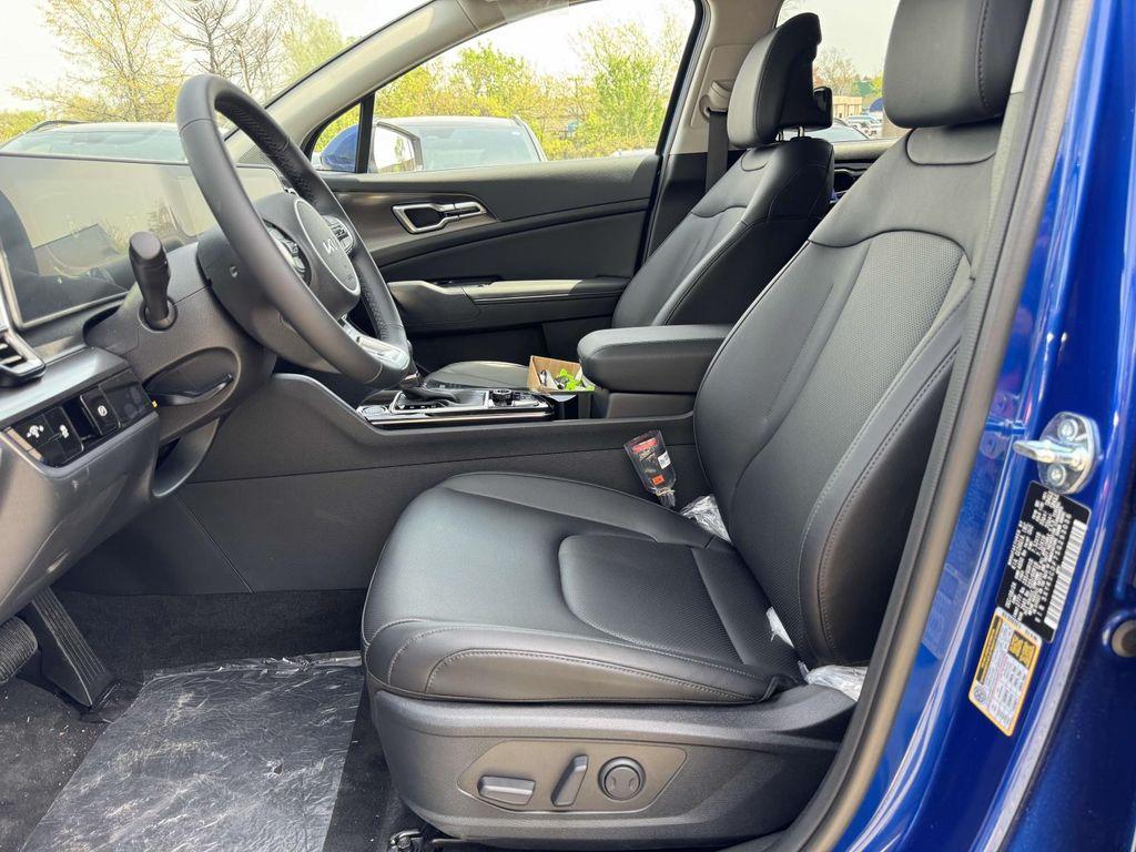 new 2025 Kia Sportage car, priced at $30,676