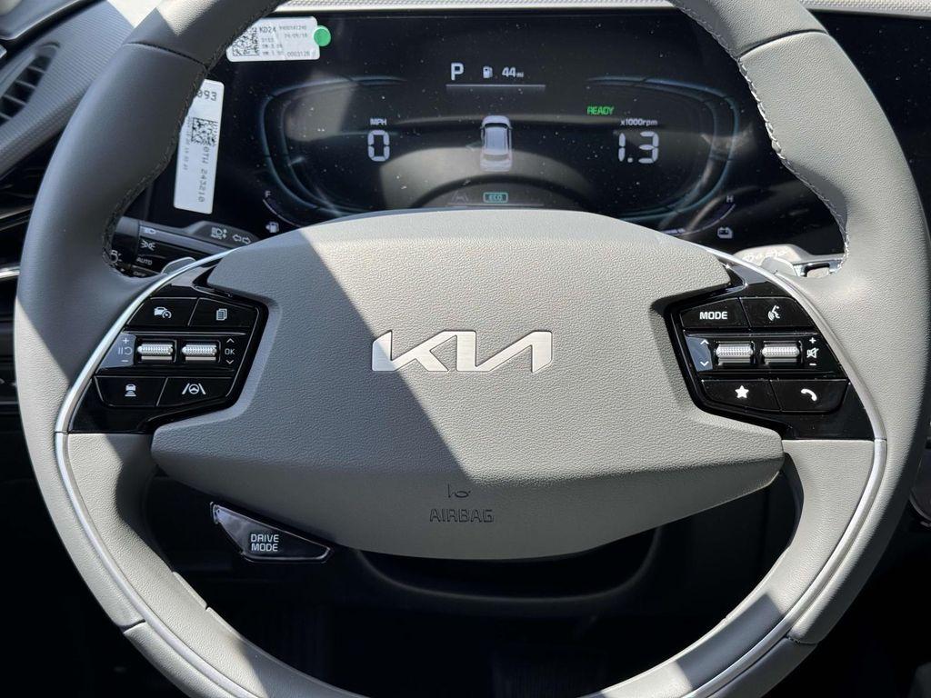 new 2025 Kia Niro car, priced at $31,008