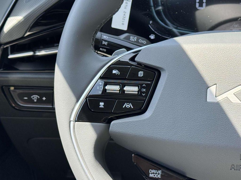 new 2025 Kia Niro car, priced at $31,008
