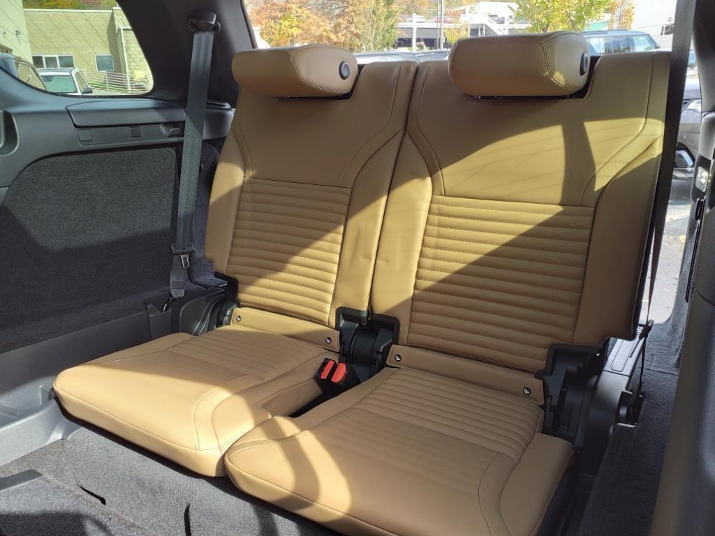 new 2025 Land Rover Discovery car, priced at $79,725