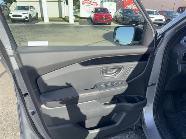 new 2025 Honda Pilot car, priced at $50,895