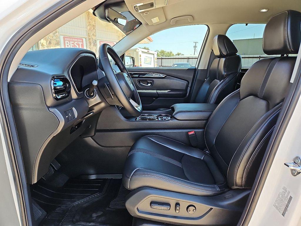 used 2025 Honda Pilot car, priced at $42,980