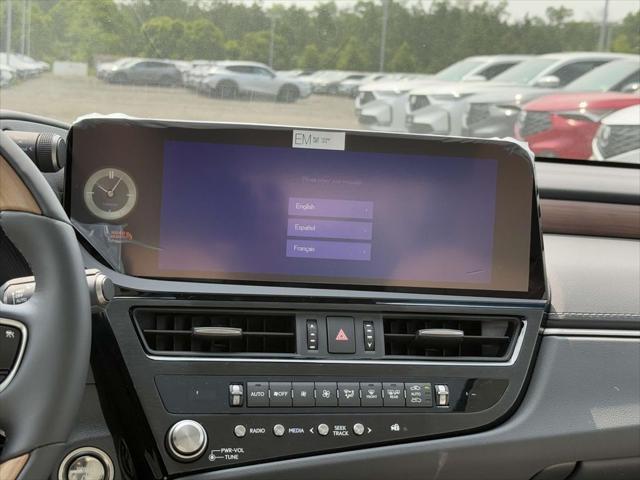new 2025 Lexus ES 300h car, priced at $53,439