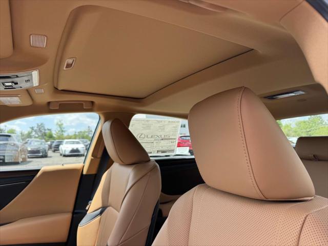 new 2025 Lexus ES 300h car, priced at $53,439