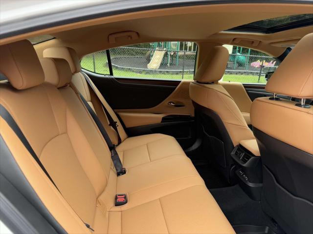 used 2025 Lexus ES 300h car, priced at $47,500