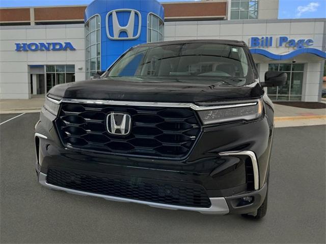 new 2025 Honda Pilot car, priced at $45,600