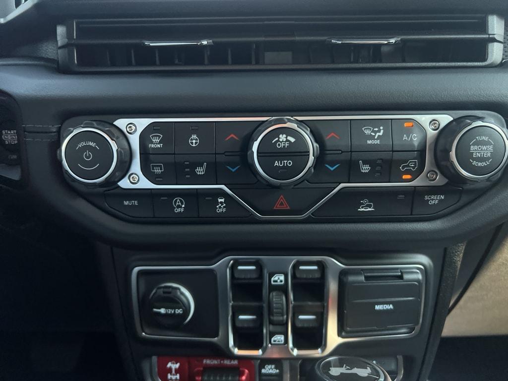 new 2025 Jeep Wrangler car, priced at $60,254