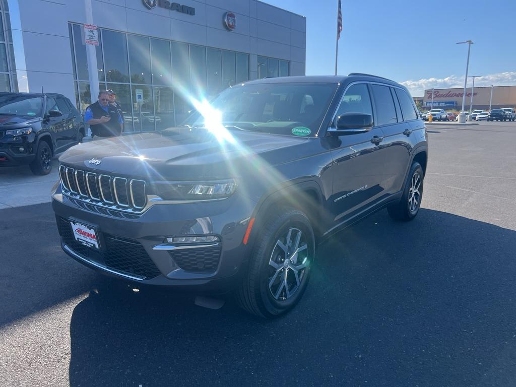 new 2025 Jeep Grand Cherokee car, priced at $49,065