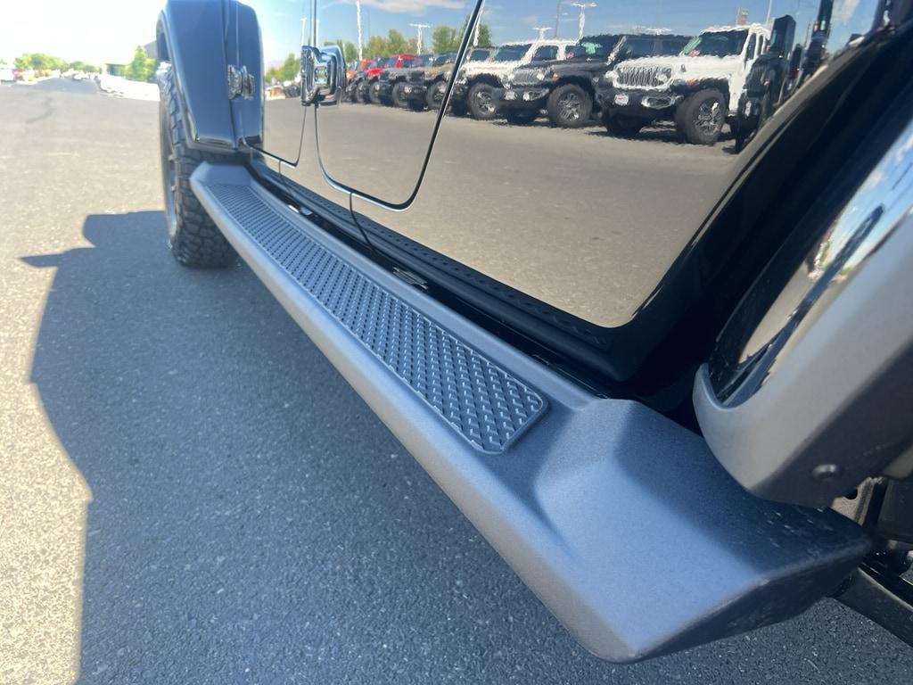 new 2025 Jeep Gladiator car, priced at $45,184