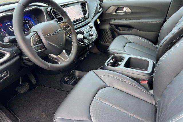 new 2025 Chrysler Pacifica car, priced at $44,320