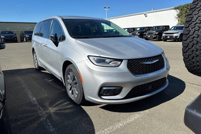 used 2023 Chrysler Pacifica Hybrid car, priced at $32,090