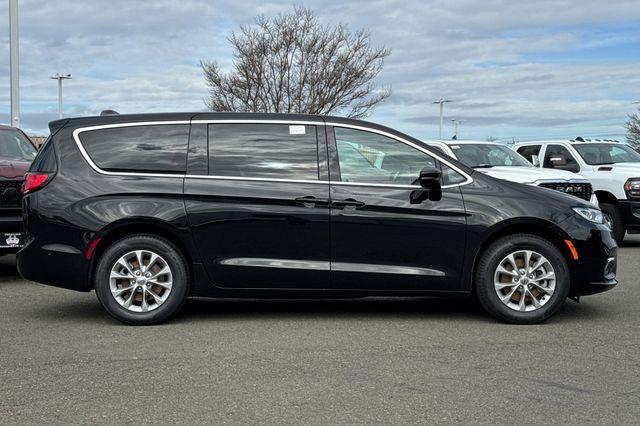 new 2025 Chrysler Pacifica car