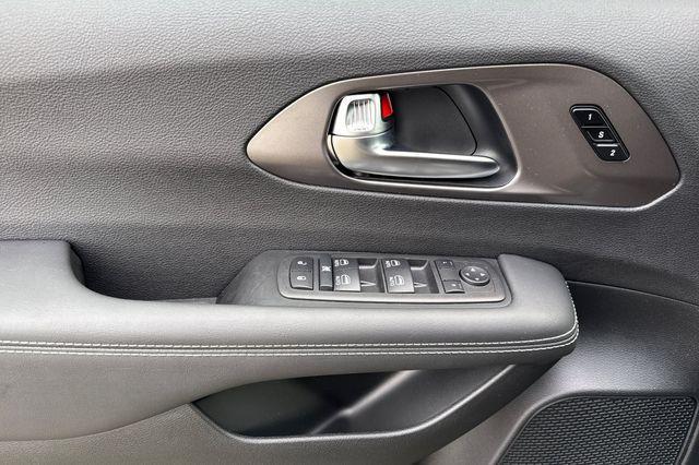 new 2025 Chrysler Pacifica car
