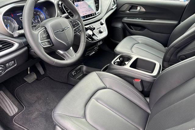 new 2025 Chrysler Pacifica car