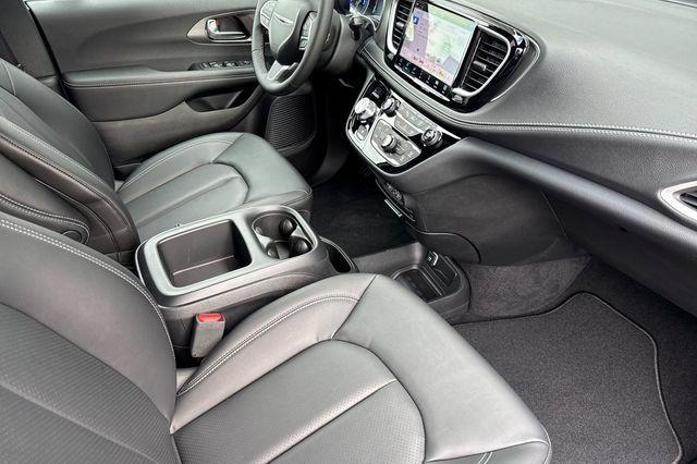 new 2025 Chrysler Pacifica car, priced at $47,560