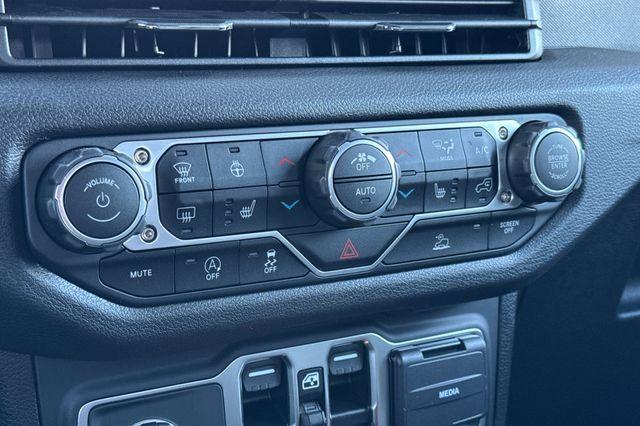 new 2025 Jeep Gladiator car, priced at $43,295