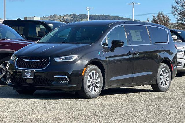 new 2025 Chrysler Pacifica Hybrid car, priced at $45,250