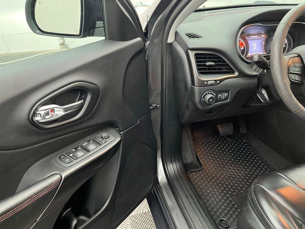 used 2022 Jeep Cherokee car, priced at $24,135